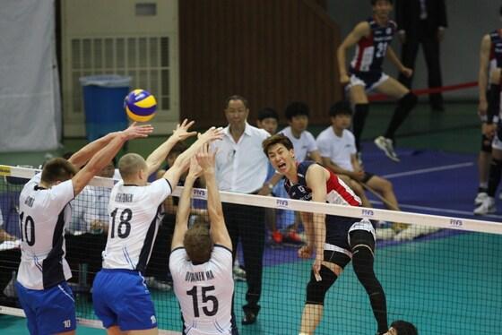 본문 이미지 - 박철우(오른쪽)가 6일(한국시간)  체초전에서 24점을 올리면서 분전했지만  높은 벽을 넘지 못했다. © 대한배구협회 제공  