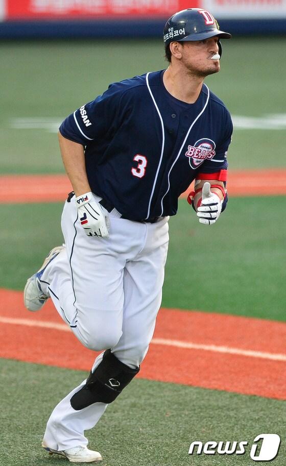 본문 이미지 - 두산 4번 칸투가 18일 잠실 LG 전에서 6-9로 뒤진 8회말 추격의 불씨를 살리는 투런포를 쏘아 올렸다. 뉴스1 © News1 송은석 기자