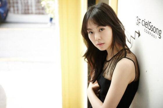 본문 이미지 - 배우 김민희가 영화 '우는 남자' 속 모경으로 분해 가슴 절절한 모성애 연기를 선보였다. © 사진제공=딜라이트 