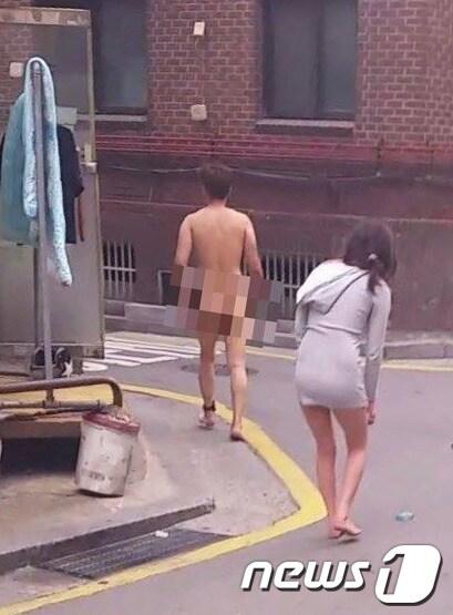 본문 이미지 - 서울 강남경찰서는 지난 8일 알몸으로 강남구 논현동 일대를 1분여 동안 뛰어다닌 혐의로 전자발찌 부착자 김모(24)씨를 불구속 입건했다. 김씨는 음주 후 사진 속 여성인 여자친구와 싸운 뒤 홧김에 알몸으로 뛰쳐나갔다고 진술했다.(페이스북 캡처) © News1 