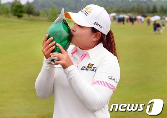 본문 이미지 - 9일(한국시간) 끝난 LPGA투어 매뉴라이프 파이낸셜 클래식에서 우승을 차지한 박인비(26·KB금융그룹)가 우승컵에 입을 맞추고 있다. © AFP=News1 