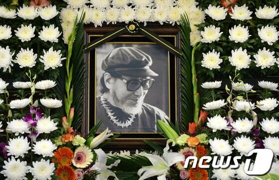 본문 이미지 - ‘하모니즘’ 창시자인 원로화가 김흥수 화백이 향년 95세로 별세한 9일 서울대학교병원 장례식장 빈소에 고인의 영정이 모셔져 있다.. © News1 이동원 기자