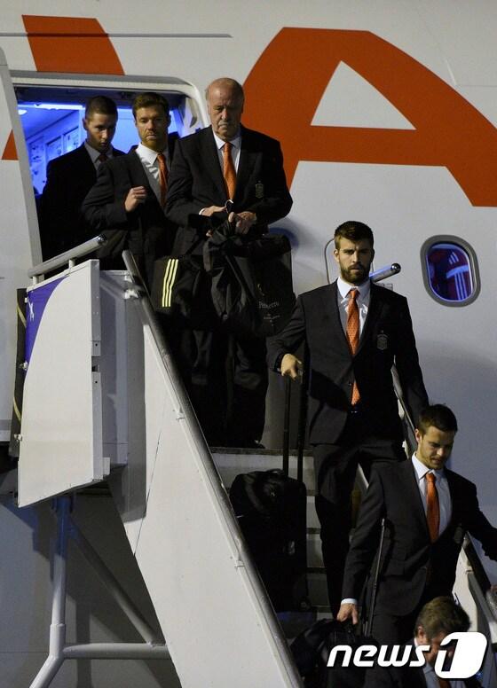 본문 이미지 - 8일(현지시간) 브라질 쿠리치바 공항을 통해 입국한 스페인 축구대표팀. © AFP=News1  