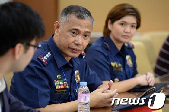 본문 이미지 - 지난 3월 필리핀에서 발생한 한국인 여대생 납치 사건 수사를 진행했던 굼반 레나토 필리핀 경찰청 반(反)납치단 총경(왼쪽)과 헬렌 델라 크루스 필리핀 경찰청 범죄수사탐지단 코리안데스크장이 9일 오후 서울 서대문구 경찰청에서 취재진의 질문에 답하고 있다. © News1 민경석 기자