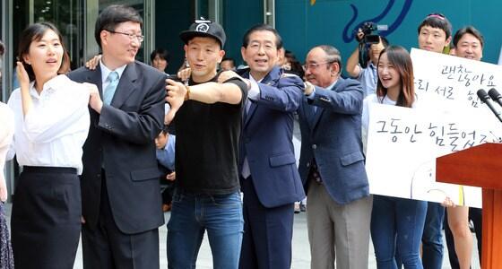 본문 이미지 - 박원순 서울시장이 1일 서울시청 신청사 앞에서 열린 서울시장 취임식에서 시민들의 어깨를 주물러주는 퍼포먼스를 하고 있다. 2014.7.1/뉴스1 © News1   송원영 기자