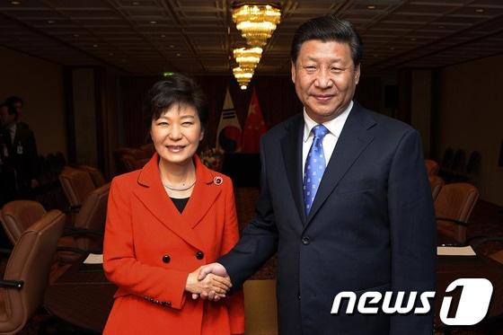 본문 이미지 - 박근혜 대통령이 올해 4월23일(현지시간) 네덜란드 헤이그에서 열린 한-중 정상회담에서 시진핑 중국 국가주석과 악수를 나누고 있다. (청와대 제공) 2014.3.24/뉴스1© News1   이동희 기자