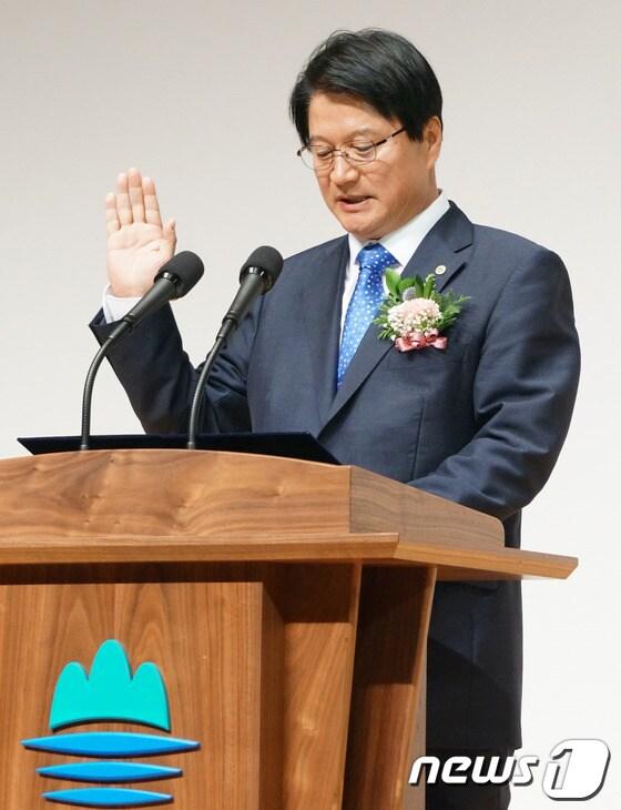 본문 이미지 - 원창묵 원주시장이 1일 오전 백운아트홀에서 열린 민선6기 원주시장 취임식에서 선서를 하고 있다.2014.7.1/뉴스1 © News1 권혜민 기자