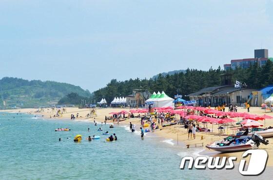 본문 이미지 - 1일 강원도 내 처음으로 개장한 속초해수욕장에 많은 피서객들이 찾아와 여름의 무더위를 이기고 있다. 이날 첫 개장을 한 속초해수욕장은 8월29일까지 60일간 운영된다.2014.7.1/뉴스1 © News1 엄용주 