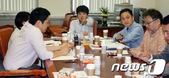 본문 이미지 - 이준석 새누리당 혁신위원장이 10일 오전 서울 여의도 국회에서 열린 제4차 혁신위원회 전체회의를 주재하고 있다. 2014.7.10/뉴스1 © News1   이광호 기자