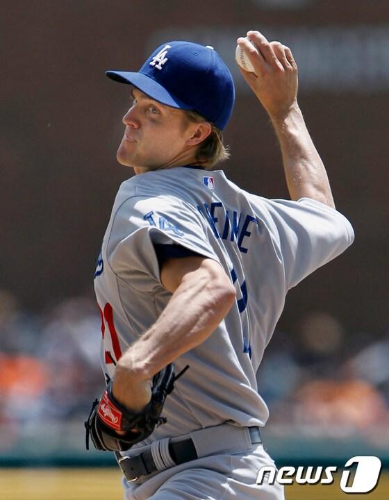본문 이미지 - LA 다저스 잭 그레인키가 10일 밀워키 브루어스와의 원정 경기에서 6이닝 8안타 4실점으로 부진하면서 시즌 8패(12승)째를 떠안았다. ⓒ AFP=News1