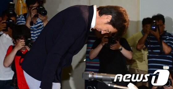 본문 이미지 - 홍명보 축구대표팀 감독이 10일 서울 종로구 신문로 대한축구협회에서 사퇴 기자회견을 갖기에 앞서 고개숙여 인사하고 있다. 2014.7.10/뉴스1 © News1   양동욱 기자