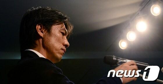 본문 이미지 - 홍명보 축구대표팀 감독이 10일 서울 종로구 신문로 대한축구협회에서 사퇴 기자회견을 갖고 있다. 홍 감독은 이 자리에서 