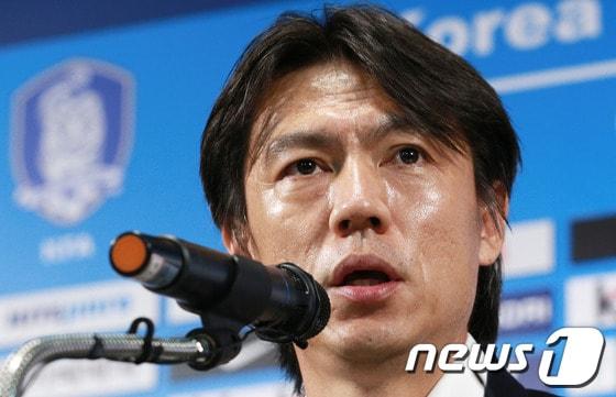 본문 이미지 - 홍명보 축구대표팀 감독이 10일 오전 서울 종로구 신문로 축구회관에서 열린 기자회견에서 사퇴 의사를 밝히고 있다.홍 감독은 브라질월드컵 조별리그 탈락 후 월드컵 준비 기간 중 토지매입과 부적절한 회식사진 논란 등으로 불거진 비난 여론 속에 전격 사퇴했다. 2014.7.10/뉴스1 © News1   