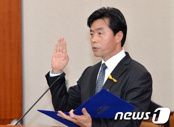 본문 이미지 - 정성근 문화체육관광부 장관 후보자가 10일 오전 여의도 국회에서 열린 교육문화체육관광위원회 인사청문회에 출석해 선서를 하고 있다. 2014.7.10/뉴스1 © News1   박철중 기자