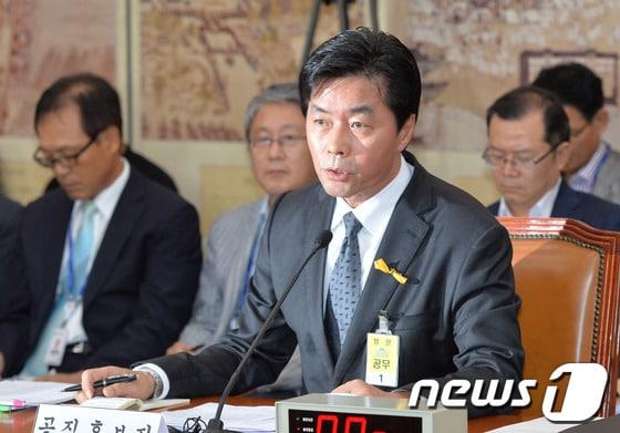 본문 이미지 - 정성근 문화체육관광부 장관 후보자가 10일 오전 여의도 국회에서 열린 교육문화체육관광위원회 인사청문회에 출석해 의원질의에 답변하고 있다. 2014.7.10/뉴스1 © News1   박철중 기자