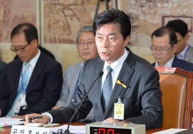 본문 이미지 - 정성근 문화체육관광부 장관 후보자가 지난 10일 여의도 국회에서 열린 교육문화체육관광위원회 인사청문회에 출석해 의원질의에 답변하고 있다. 2014.7.10/뉴스1 © News1 박철중 기자