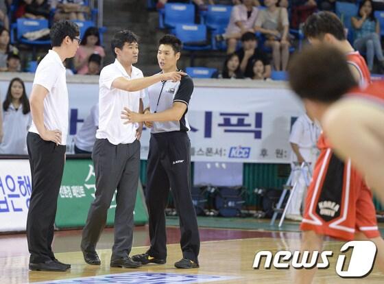 본문 이미지 - 연세대 정재근 감독이 10일 오후 서울 잠실학생체육관에서 열린 2014 아시아-퍼시픽 대학농구 챌린지 결승전 고려대와 연세대의 경기에서 경기종료 2분을 남기고 심판판정에 격렬히 항의하고 있다. 이어 흥분한 정재근 감독은 심판을 불러세우고 코트로 난입해 심판을 때리려는 제스처와 함께 다른 심판에게 다가가 머리로 들이 받았다. 정재근감독은 이대회 첫 퇴장을 당했다.2014.7.10/뉴스1 © News1   이동원 기자
