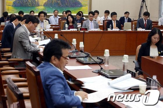 본문 이미지 - 10일 서울 여의도 국회 정무위원회 전체회의장에서 열린 부정청탁금지 및 공직자의 이해충돌방지법안 제정에 관한 공청회에서 진술인들이 발언하고 있다. 2014.7.10/뉴스1 © News1 이광호 기자