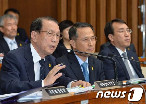 본문 이미지 - 김기춘 대통령비서실장이 10일 오후 서울 여의도 국회에서 열린 세월호 침몰 사고 진상규명을 위한 국정조사 특별위원회 기관보고에 출석해 의원질의에 답변하고 있다. 2014.7.10/뉴스1 © News1 박철중 기자