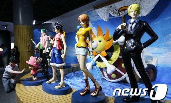 본문 이미지 - 10일 서울 용산 전쟁기념관 기획전시실에서 열린 유명 일본 만화 '원피스(ONE PIECE)' 특별기획전 미디어데이 행사에서 방문객들이 전시물을 살피고 있다. . 2014.7.10/뉴스1