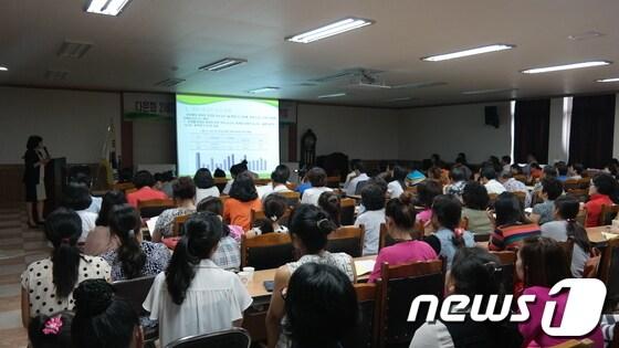 본문 이미지 - 전북 고창군다문화가족지원센터(센터장 강연화)는 10일 고창교육청 회의실에서 '다문화가정 2세의 성공적인 정착과 지역사회의 역할'이란 주제로 포럼을 개최했다.이번 포럼에는 다문화 교육관계자 200여명이 참여해 큰 관심을 끌었다./사진제공=고창군다문화센터© News1  