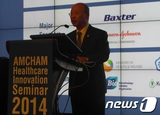 본문 이미지 - 주한미국상공회의소가 11일 개최한 '2014 보건의료혁신 세미나'에 참석한 문형표 보건복지부 장관이 축사를 하고 있다./© News1 