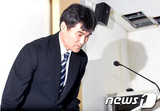 본문 이미지 - 심판 폭행으로 물의를 빚은 정재근 연세대학교 농구팀 감독이 11일 오후 서울 연세대학교에서 기자회견을 열고 심판폭행과 관련해 머리 숙여 사과하고 있다. 정재근(45) 연세대학교 농구부 감독은 이날 연세대학교 체육위원회로부터 직무정지 징계를 받았다. 2014.7.11/뉴스1 © News1   손형주 기자