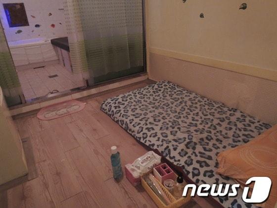 본문 이미지 - 10일 울산 남구 달동 유흥가 밀집지역의 한 귀청소방(신·변종 업소)에서 불법 광고전단지를 이용, 성매매 영업을 한 혐의를 한 업주 등 2명을 입건했다. © News1(=울산남부경찰서 제공) 