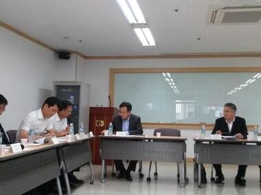 본문 이미지 - 보험개발원이 11일 개최한 &#39;자동차보험 할인할증제도 개선 간담회&#39;. 사진 오른쪽이 금감원 박흥찬 보험감독국장 © News1  