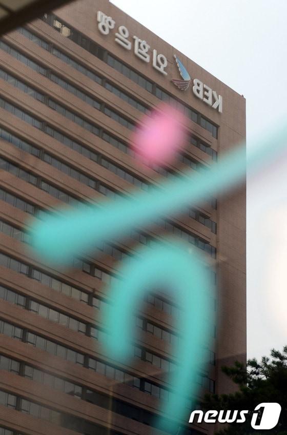 본문 이미지 - 13일 서울 을지로 하나금융그룹 건물에 외환은행 본점 건물이 비춰 보이고 있다.하나금융그룹(회장 김정태)은 11~12일 이틀간 하나은행 50명, 외환은행 34명을 포함한 그룹 전체 임원 135명이 참석한 임원 워크숍을 갖고 '하나은행과 외환은행의 조기통합 추진을 위한 결의문'을 채택했다고 밝혔다. 이로써 하나은행과 외환은행의 통합이 급물살을 탈 전망이다. 김정태 하나금융그룹 회장이 조기통합 필요성을 언급한 데 이어 두 은행의 임원진이 통합을 위한 본격적인 움직임에 나섰기 때문이다. 2014.7.13/뉴스1 © News1   양동욱 기자