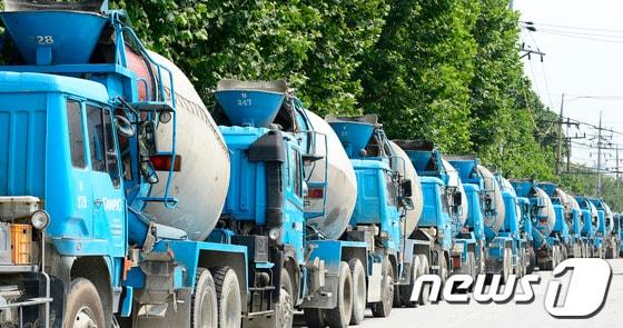 본문 이미지 - 시멘트-건설업계가 시멘트 가격 인상 재논의를 앞둔 13일 오후 서울의 한 레미콘 공장에 레미콘 차량들이 줄지어 서 있다.  2014.7.13/뉴스1 © News1   박지혜 기자