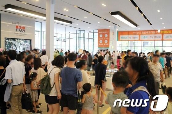 본문 이미지 - 천안 핵심 주거지로 꼽히는 불당에 분양하는 &#39;천안 불당 호반베르디움2차&#39; 모델하우스에 30도에 이르는 무더위에도 불구하고 모델하우스 오픈 첫날인 11일 이후 주말까지 총 2만여명이 다녀갔다. /사진 제공=호반건설© News1 