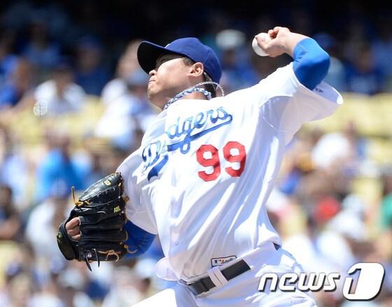 본문 이미지 - &#39;코리안 몬스터&#39; 류현진&#40;27·LA 다저스&#41;이 14일&#40;한국시간&#41; 미국 캘리포니아주 로스앤젤레스의 다저스타디움에서 열린 2014 메이저리그 샌디에이고 파드리스전에서 역투하고 있다.© AFP=News1 