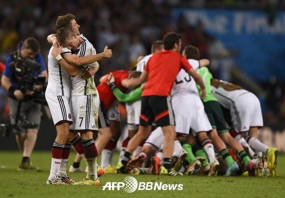 본문 이미지 - 독일 축구대표팀 선수들이 14일 열린 2014 브라질 월드컵 결승전에서 아르헨티나를 꺾고 우승을 차지한 뒤 환호하고 있다. © AFP BBNews=News1 이재상 기자