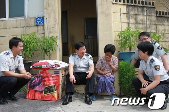 본문 이미지 - 위강석 원주경찰서장(왼쪽에서 두번째)이 7일 열린 서장 취임식 당시 받은 축하 화분을 되팔아 마련한 돈으로 생필품을 구매해 지역 노인들에게 전달하고 경찰서 직원들과 함께 이야기를 나누고 있다.(사진제공=원주경찰서).2014.7.14/뉴스1 © News1 권혜민
