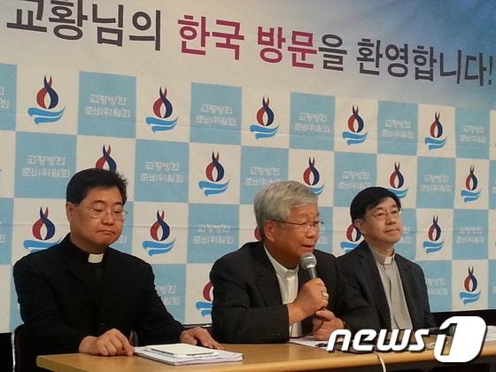 본문 이미지 - 유흥식 천주교 대전교구장(주교)이 14일 명동대성당 문화관 코스트홀에서 열린 교황방한준비위원회 정례 기자간담회에서 기자들의 질문에 답하고 있다. 왼쪽부터 진흥 신부(천주교 대전교구 청소년 사목국장), 유흥식 주교, 허영섭 교황 방한준비위원회 대변인. © News1 