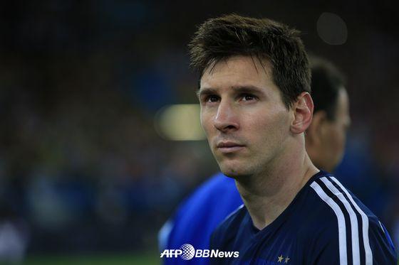 본문 이미지 - 리오넬 메시가 2014 브라질 월드컵에서 준우승에 머문 뒤 아쉬운 표정을 짓고 있다. © AFP BBNews=News1