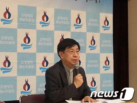 본문 이미지 - 천주교 교황방한준비위원회 대변인 허영엽 신부가 14일 서울명동대성당 코스트홀에서 열린 교황 방한 관련 정례 기자간담회에서 교황 방한 준비상황에 대해 브리핑하고 있다.© News1 