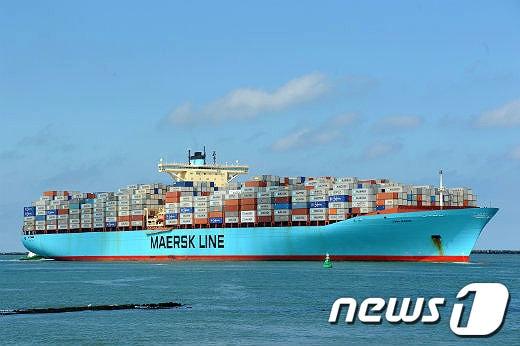 본문 이미지 - 머스크 라인(Maersk Line) 소속 세계 최대 컨테이너 선박인 17만톤급 에바머스크호(Ebba Maersk)호. 이 배는 총길이 398m, 폭 56m, 총톤수 17만794톤, 서비스 속력 25.2 Knot(약 48 km/h)로 20피트짜리 컨테이너를 한꺼번에 1만5500개 실을 수 있는 규모로, 이는 축구장 크기의 5배가 넘는다/사진=뉴스1 DBⓒ News1  ⓒ News1