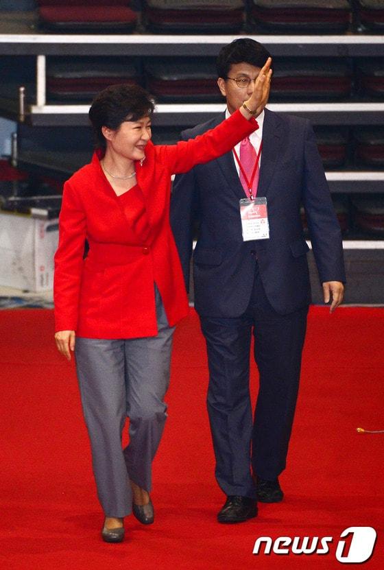 본문 이미지 - 박근혜 대통령이 14일 오후 서울 송파구 잠실실내체육관에서 열린 새누리당 대표최고위원 및 최고위원 선출을 위한 전당대회에 참석하며 당원들을 향해 손을 들어 인사하고 있다. 2014.7.14/뉴스1 © News1   박세연 기자