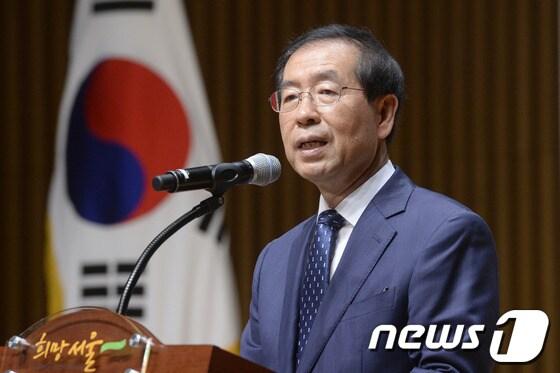 본문 이미지 - 박원순 서울시장이 14일 오후 서울시청 다목적홀에서 열린 서울시 발달장애인 공공후견사업 지원 발대식에서 인사말을 하고 있다. 2014.7.14/뉴스1 © News1   안은나 기자