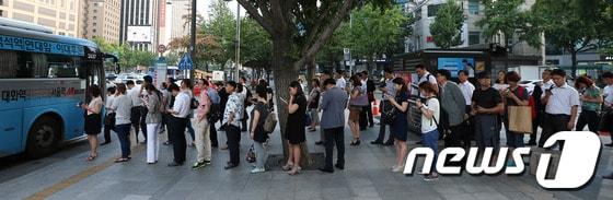 본문 이미지 - 고속화도로 운행 광역버스의 좌석제 전면시행을 이틀 앞둔 14일 오후 서울 광화문의 한 버스정류장에서 시민들이 광역버스를 줄지어 기다리고 있다.경기도가 고속화도로 운행 서울행 직행좌석버스의 입석 금지가 16일부터 시행됨에 따라, 158대의 버스증차 등의 대책을 마련했지만 시민 불편 가중이 우려되고 있다. 2014.7.14/뉴스1 © News1 허경 기자