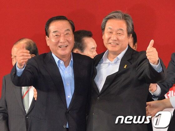 본문 이미지 - 김무성 신임 당대표&#40;오른쪽&#41;가 14일 오후 서울 송파구 잠실실내체육관에서 열린 새누리당 제3차 전당대회에서 당대표로 선출된 후, 서청원 신임 최고위원과 어깨동무를 하고 있다. 2014.7.14/뉴스1 © News1   박철중 기자