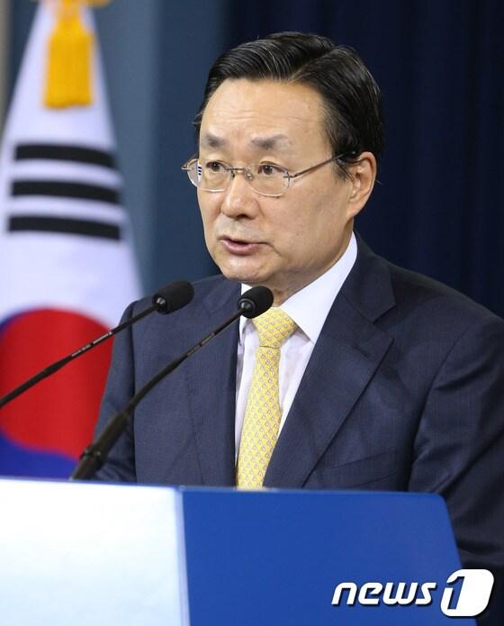 본문 이미지 - 주철기 청와대 외교안보수석이 15일 서울 청와대 춘추관에서 대통령 직속 통일준비위원회 위원장 등 위원들을 발표하고 있다.통일준비위원회는 박근혜 대통령이 통일위 위원장을 맡게 되며, 정부 부위원장은 류길재 통일부 장관, 민간 부위원장은 주중대사를 역임한 정종욱 인천대 석좌교수가 각각 맡게 된다. 통일위는 박 대통령의 국정화두인 ‘통일대박론’을 비롯해 드레스덴 구상, 한반도신뢰프로세스 등 통일 정책 추진에 주도적으로 나서게 될 것으로 전망된다. 2014.7.15/뉴스1 © News1   송원영 기자