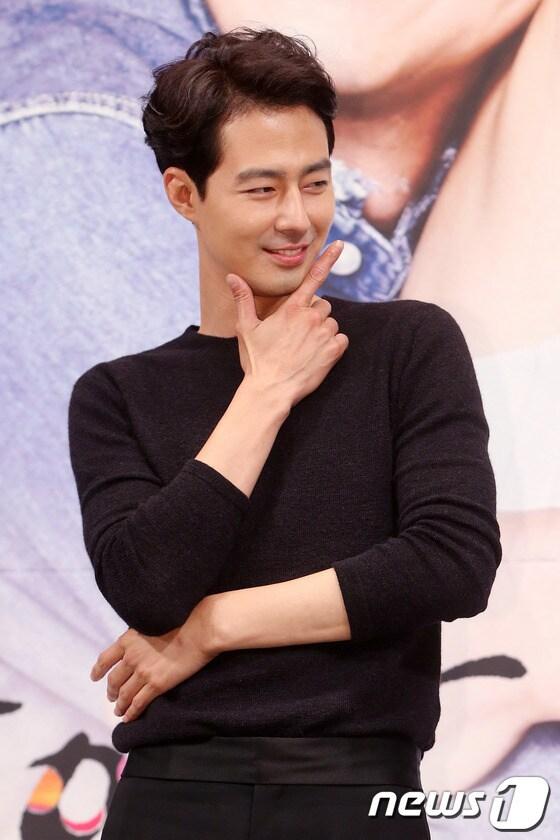 본문 이미지 - 배우 조인성이 15일 오후 서울 강남구 논현동 임페리얼 팰리스 호텔에서 열린 SBS 드라마스페셜 '괜찮아 사랑이야' 제작발표회에 참석하고 있다. '괜찮아 사랑이야'는 완벽한 외모를 가진 로맨틱한 추리소설작가 장재열(조인성 분)과 겉으로는 시크하지만 사실은 누구보다 인간적인 정신과 의사 지해수(공효진 분)가 사랑에 빠지게 되면서 펼치는 로맨틱 드라마로 오는 23일 첫 방송된다. 2014.7.15 스타뉴스/뉴스1 © News1   