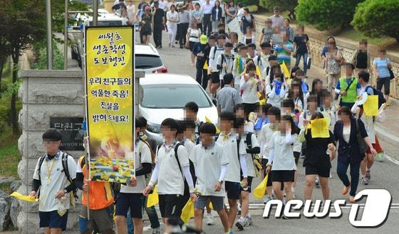 본문 이미지 - 세월호 참사 생존 학생들이 15일 오후 경기도 안산 단원고등학교에서 ‘참사로 희생된 친구들을 위해, 국회와 광화문에서 농성중인 부모님’을 위로하기 위해서 도보로 국회로 이동하고 있다. 2014.7.15/뉴스1 © News1   김영진 기자
