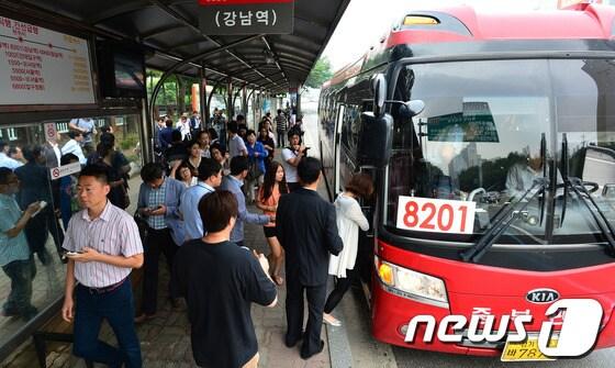 본문 이미지 - 수도권 광역버스 입석 운행 전면 금지 첫날인 16일 오전 경기도 용인 지역난방공사 정류장에서 시민들이 버스를 타고 있다.경기도는 입석 금지가 시행됨에 따라, 158대의 버스를 증차 했으며 증차버스는 아침 출근 시간에 집중 배치해 큰 혼란은 없었다. 2014.7.16/뉴스1 © News1   김영진 기자