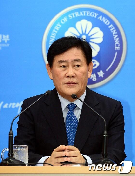 본문 이미지 - 최경환 경제부총리 겸 기획재정부 장관이 16일 정부세종청사에서 취임식을 가진 뒤 기자간담회를 하고 있다. 2014.7.16/뉴스1 © News1   장수영 기자