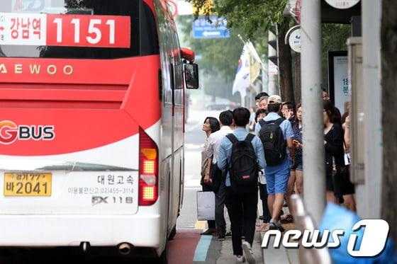 본문 이미지 - 경기도와 서울간 고속화도로를 지나는 직행좌석형 좌석버스&#40;빨간색 G버스&#41; 승객의 입석 운행이 금지된 16일 오전 경기도 성남 분당구 서현동 한 광역버스 정류장에서 시민들이 만차가 된 버스 앞에 서 있다. 2014.7.16/뉴스1 © News1 한재호 기자