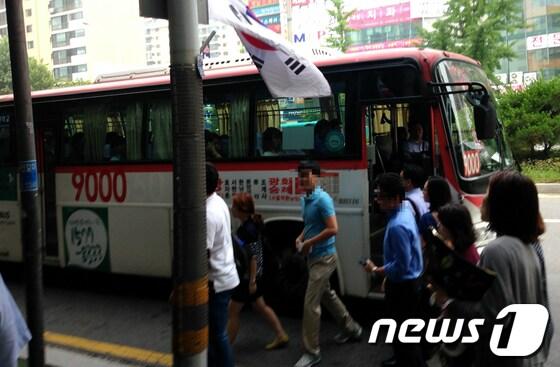 본문 이미지 - 광역버스 입석 금지 시행 첫날인 16일 오전 7시15분쯤 광역버스의 기사가 정원이 초과됐다고 안내하자 시민들이 발걸음을 옮기고 있다. /사진=최동순 기자 © News1 